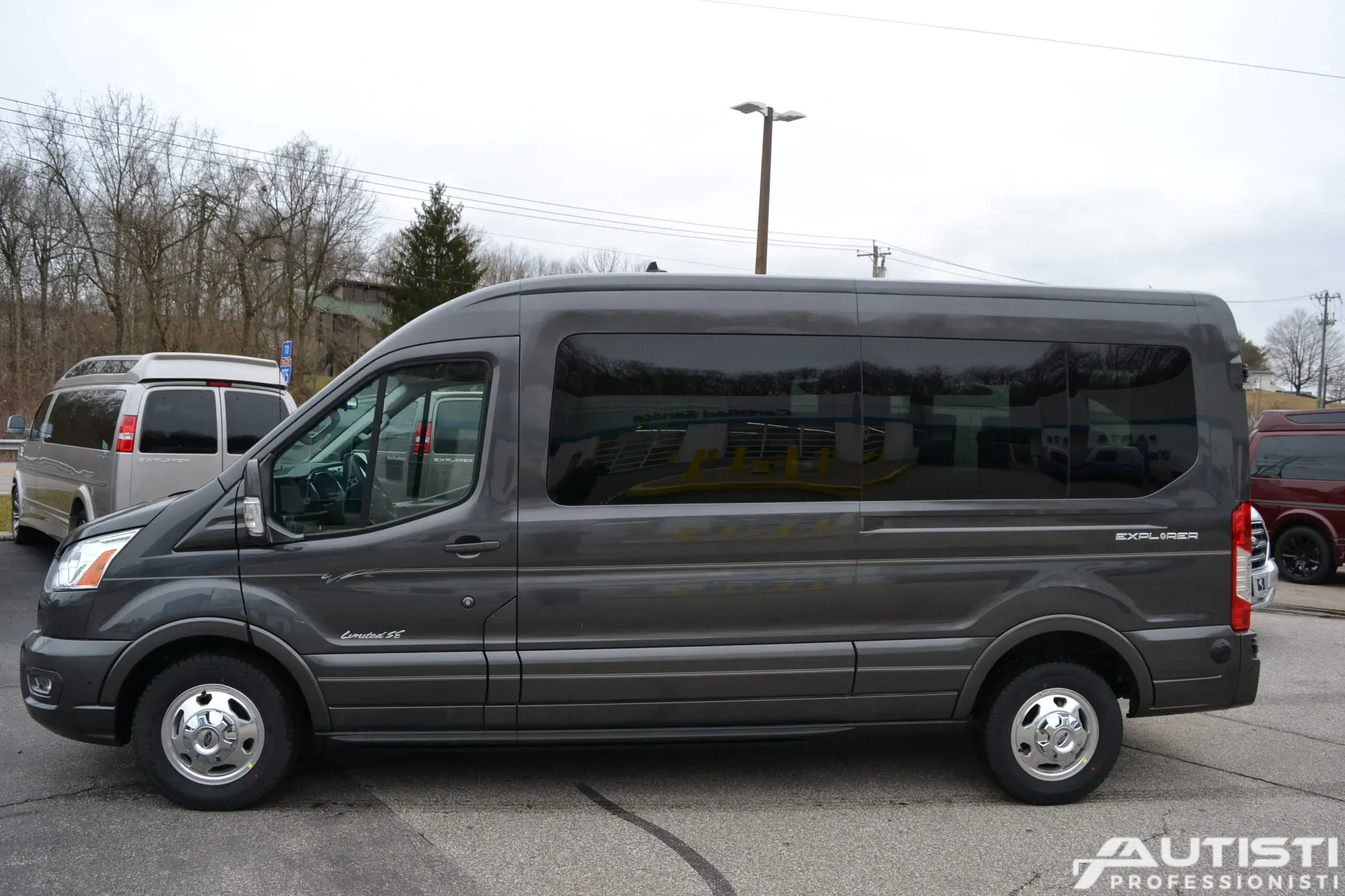 Minivan ten seats.webp